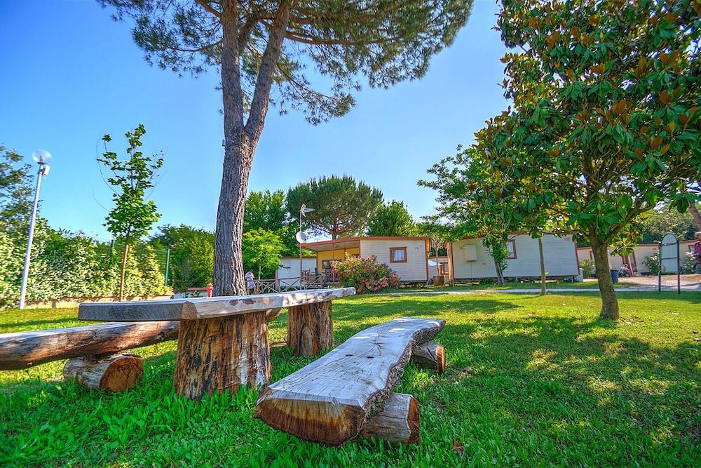 Flaminio Village Bungalow Park - Campground - Property Grounds
