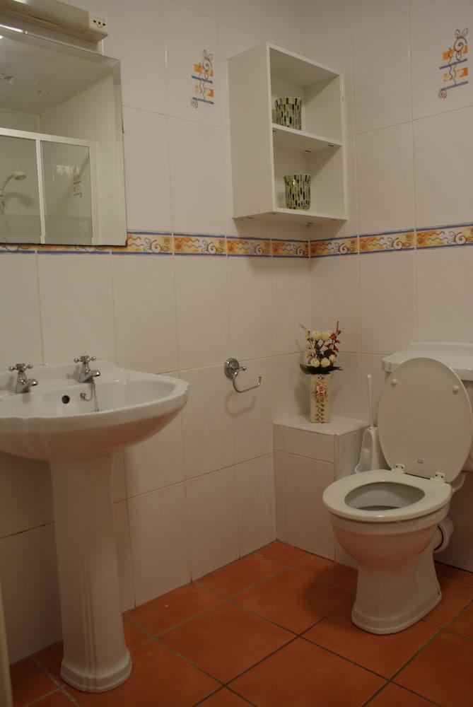 Gort na Coiribe Holiday Village - Bathroom