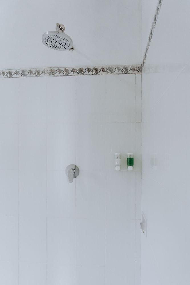 Candra Cottage - Bathroom Shower