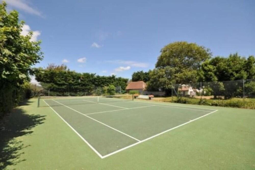 Sweet Small Barn With Tennis Court, Near Goodwood - Sport Court
