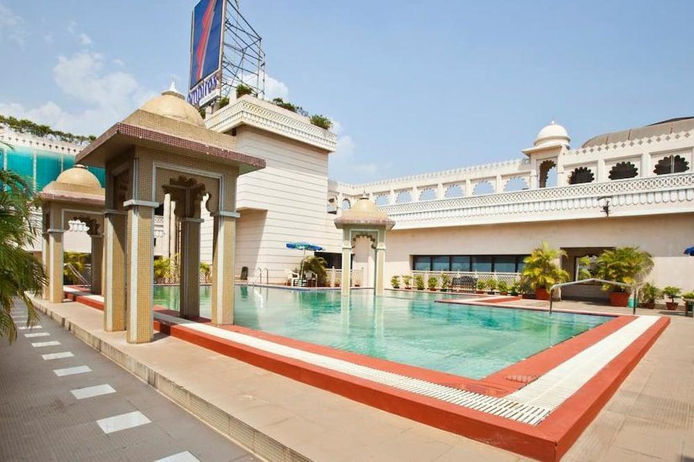 Empires Hotel Bhubaneswar - Outdoor Pool
