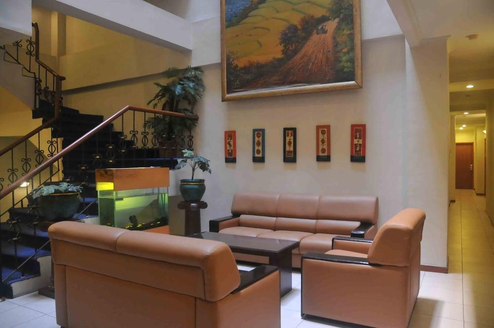 Losari Blok M  Hotel Jakarta - Lobby Sitting Area