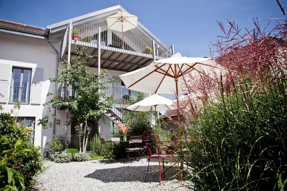 Le Coq Chantant B&B and Boutique Hotel - Featured Image