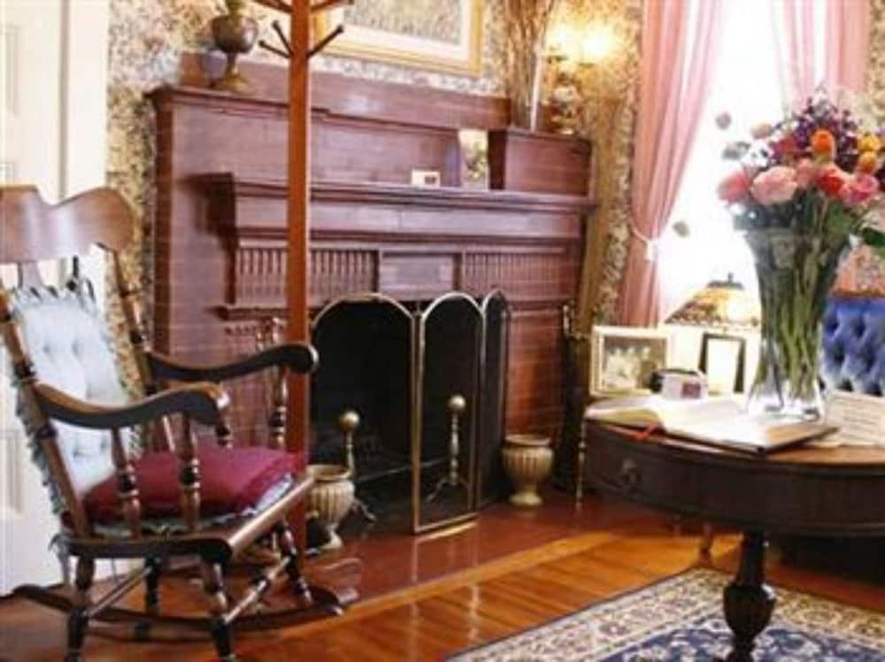 Coolidge Corner Guest House - Interior