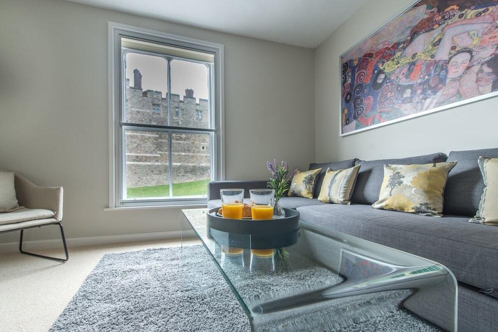 Central Apartment Facing Windsor Castle - Featured Image