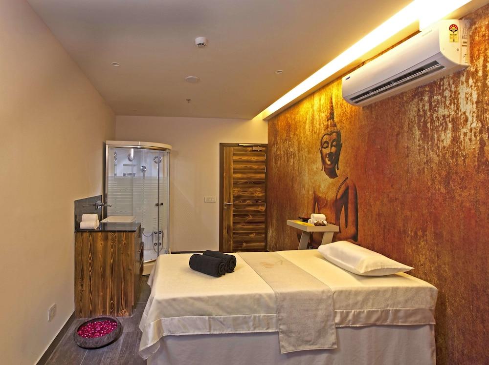 Lemon Tree Hotel Amritsar - Spa Treatment