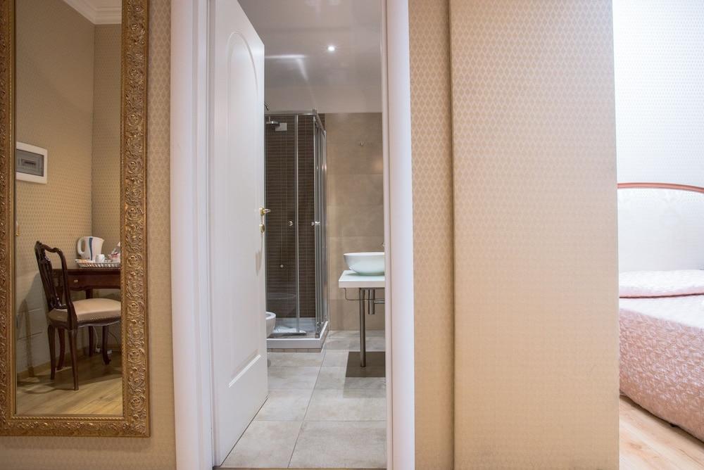 Trevi Luxury Rooms - Bathroom