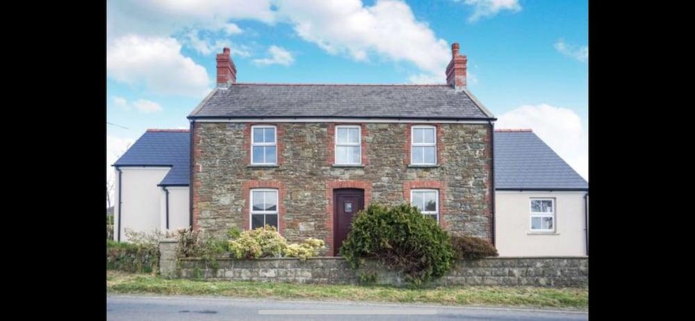 Stunning new 4 bed Cottage Heart of Pembrokeshire - Featured Image