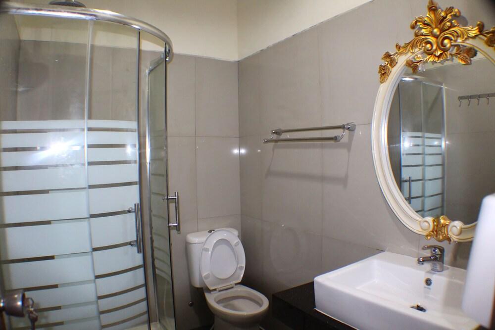Grand Batik Inn - Bathroom