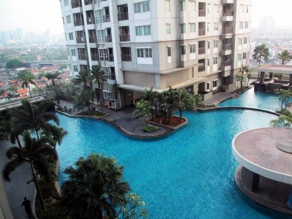 1 BR Thamrin Residence City View By Travelio - Outdoor Pool