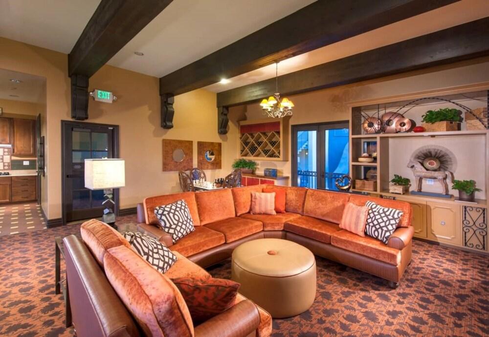Bluebird Suites in Santa Clara - Lobby Sitting Area