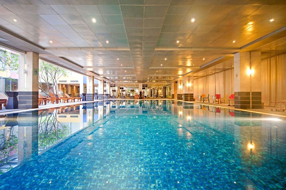 FM7 Resort Hotel Jakarta - Pool