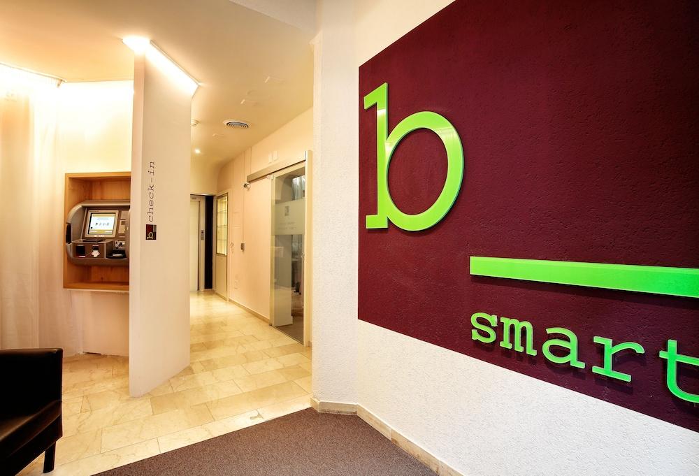 b_smart motel Basel - Reception