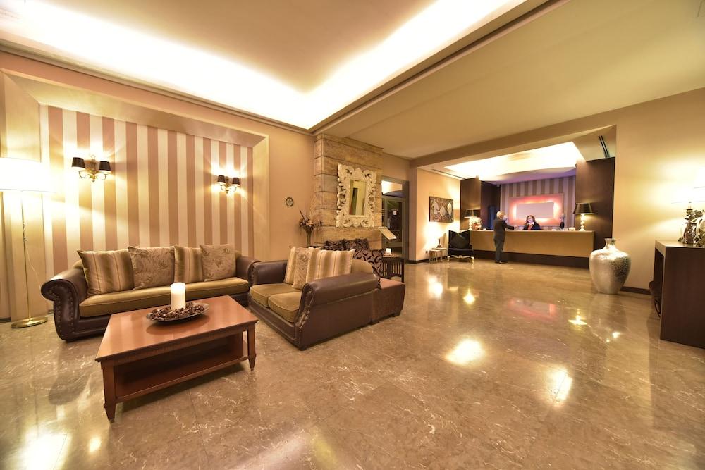Hotel Doro City - Lobby Sitting Area