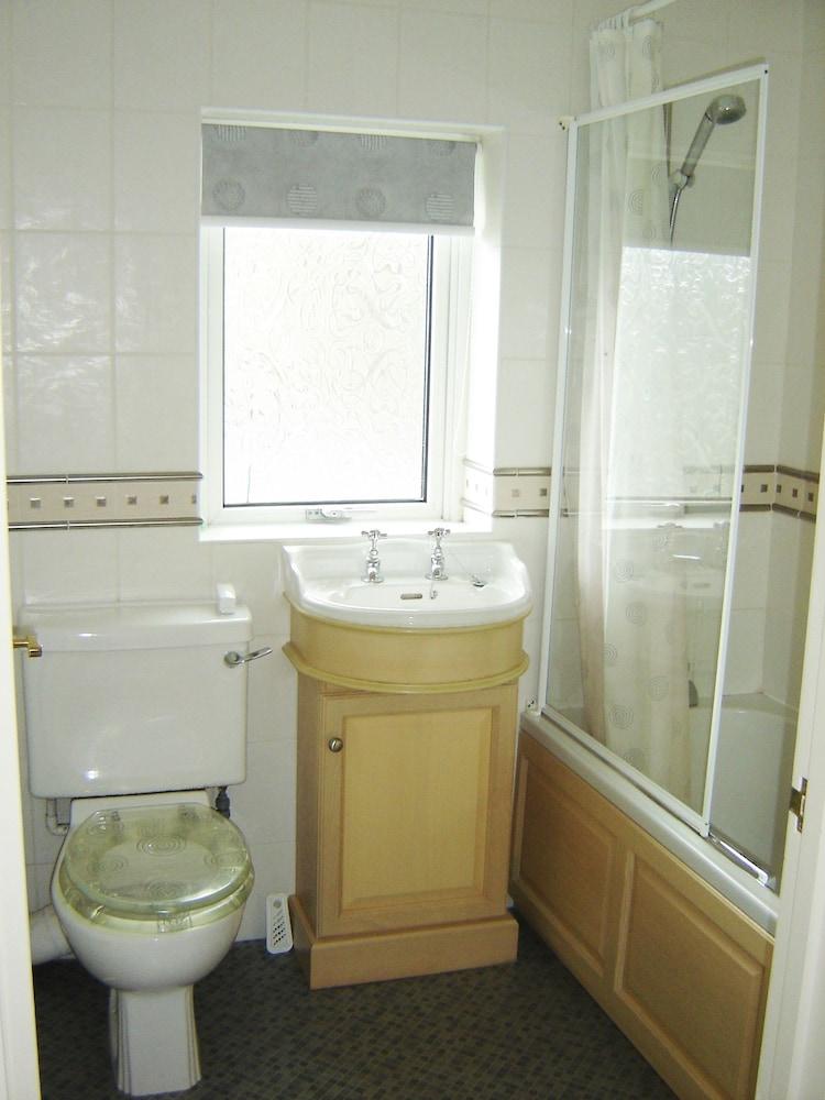 Gable Cottage - Bathroom