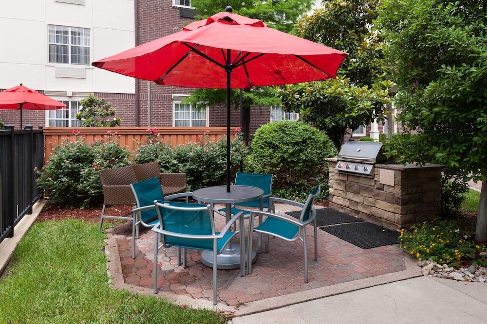 TownePlace Suites by Marriott Dallas Arlington North - BBQ/Picnic Area