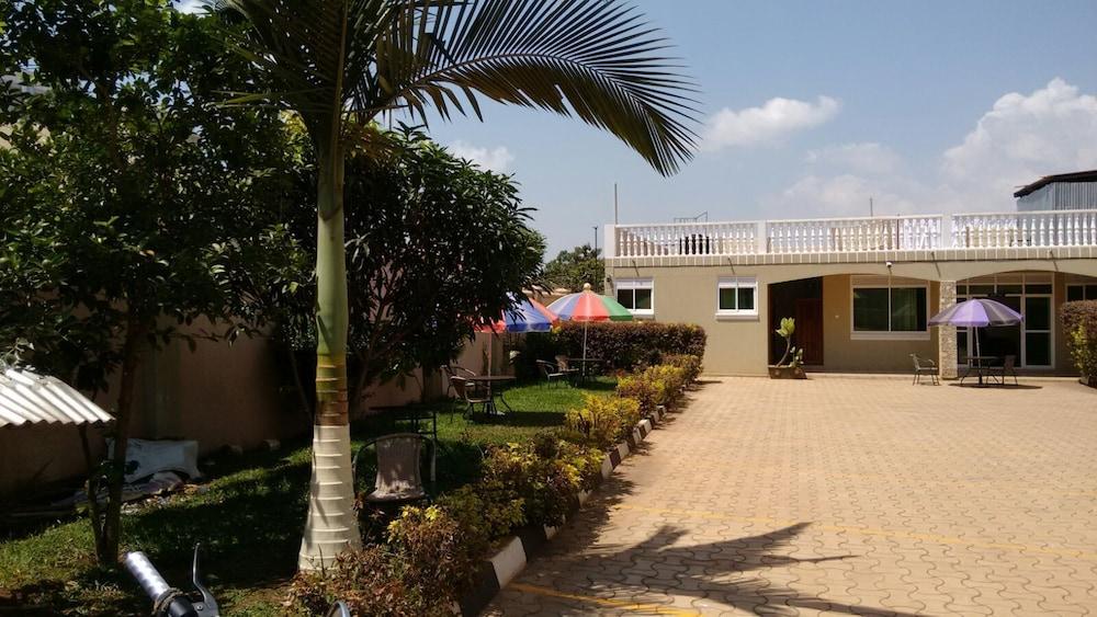 United Motel Entebbe - Property Grounds
