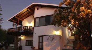 Hilltop Guesthouse - Hotel Front - Evening/Night