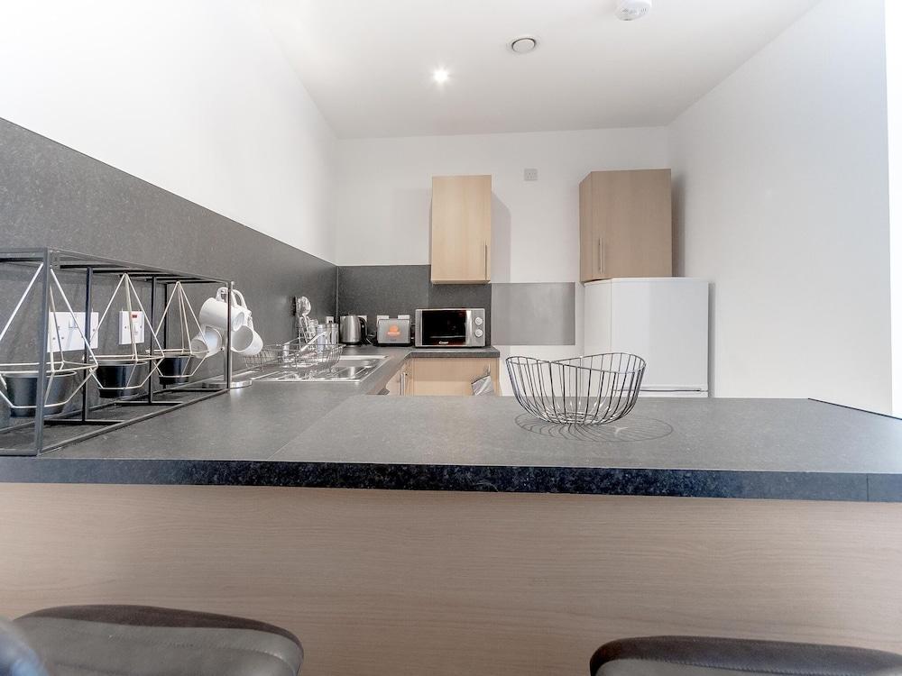 Modern Apartment in Dundee Near Museums, City Centre - Private kitchen