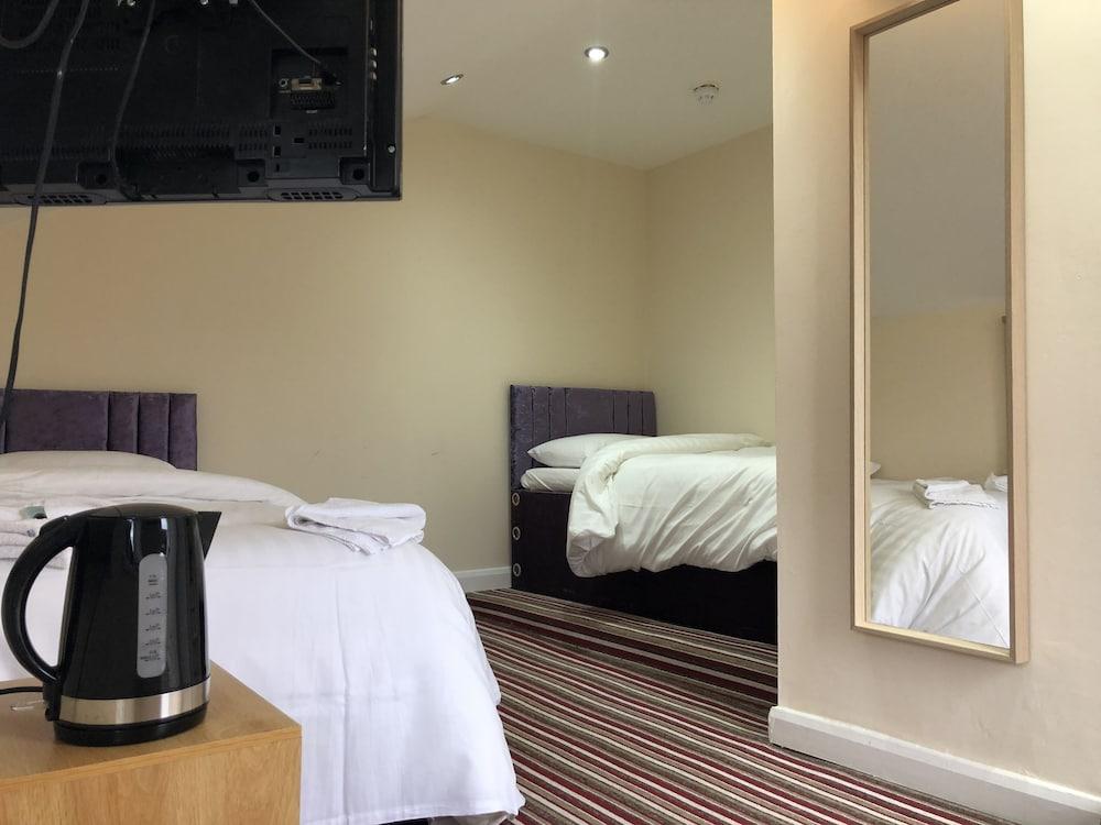 Stifford clays farm hotel - Room