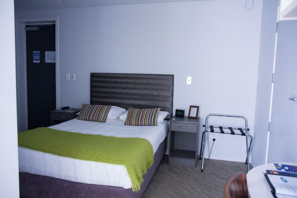 850 Cameron Motel - Room