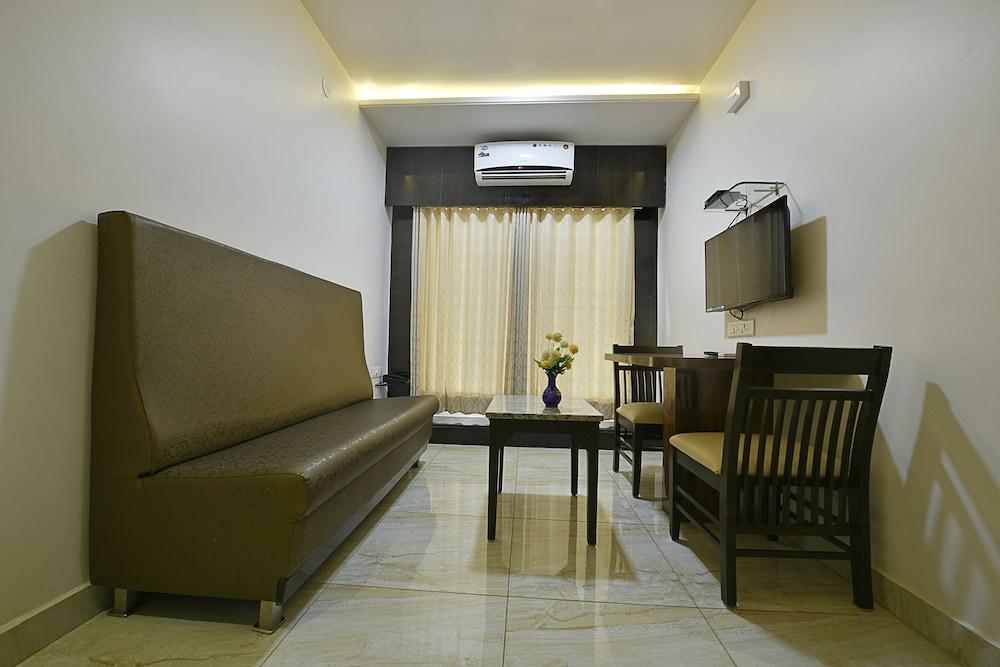 Atharva Hotel - Lobby Sitting Area