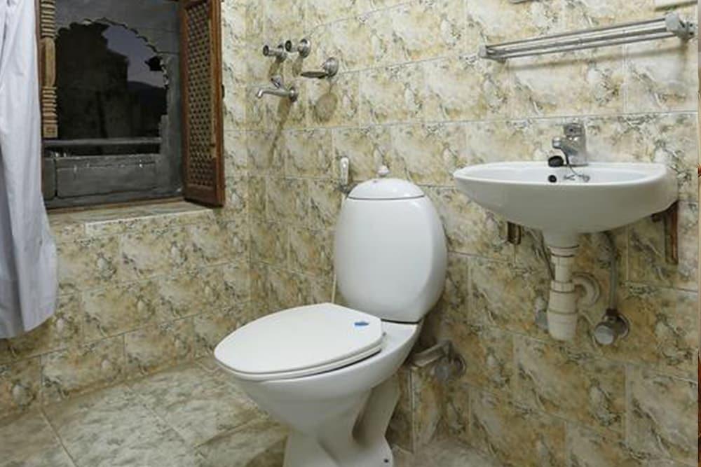 The Yeti Guest House - Bathroom