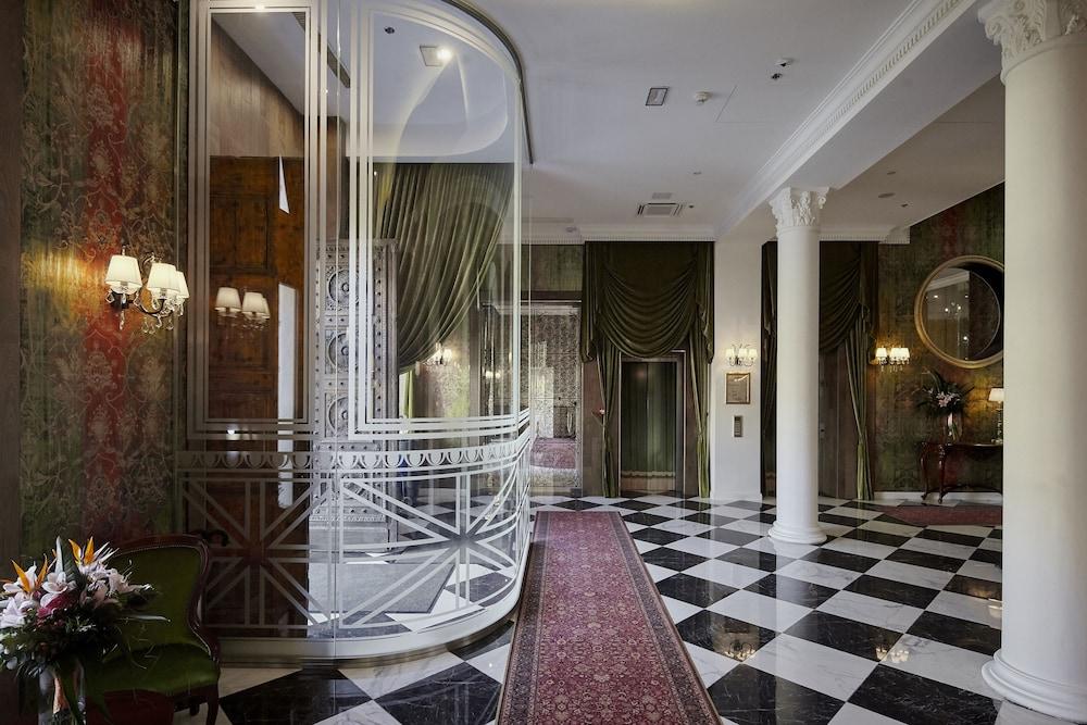 Mystery Hotel Budapest - Interior Entrance