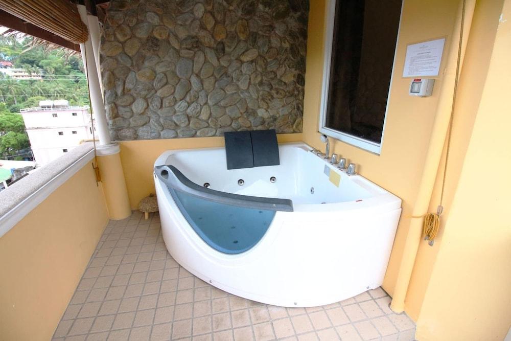 Mermaid Resort Puerto Galera - Private Spa Tub