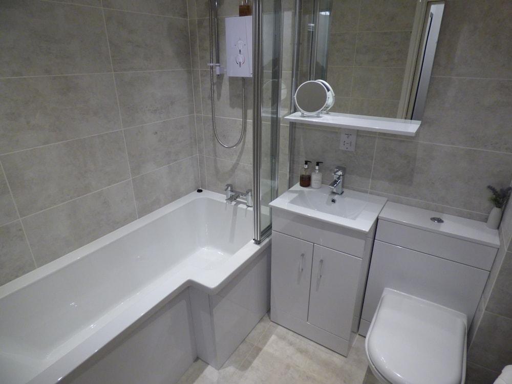 Glasgow East Apartments - Bathroom