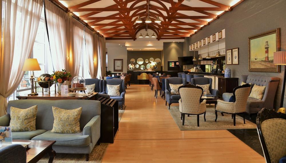 The Commodore Hotel - Lobby Lounge