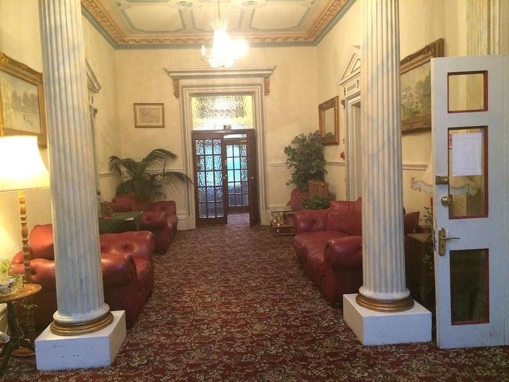 Fountain Court Hotel - Lobby Sitting Area