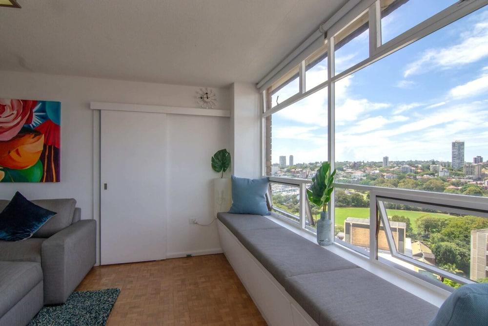 Bright 1 Bedroom Studio With Amazing City Views - Living Room