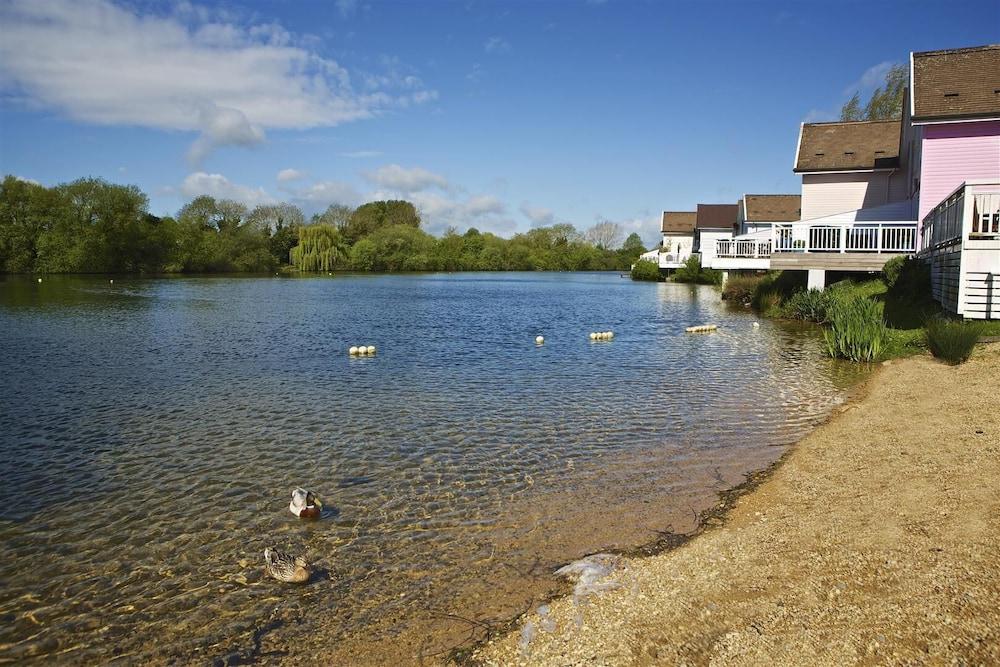 Pet-friendly lakeside house on Spring Lake in the Cotswold Water Park - Beach