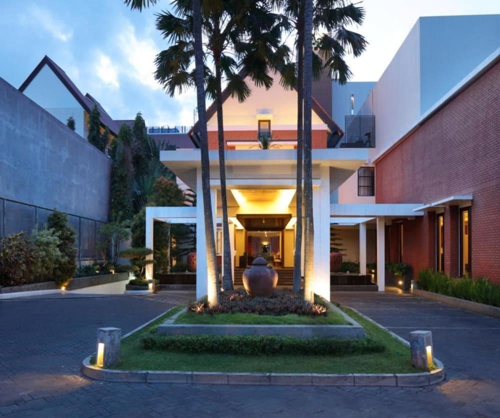 Hotel Santika Premiere Malang - Property Grounds