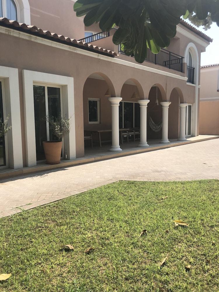 Impeccable 5 Beds Villa in Dubai - Exterior