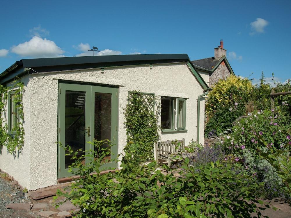 Boutique Cottage in Brecon South Wales With Terrace - Featured Image