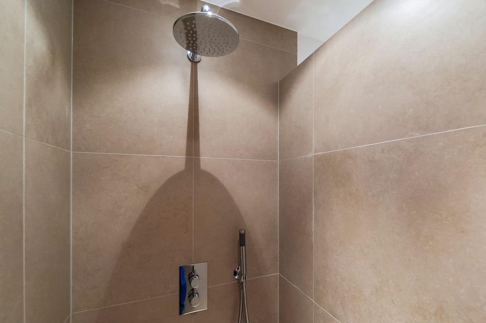 Short Stay Group Tropen Serviced Apartments - Bathroom Shower