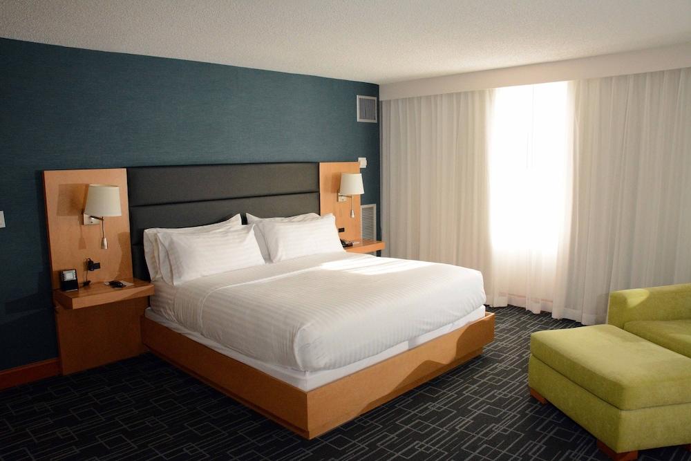 Holiday Inn Express and Suites Stamford, an IHG Hotel - Room