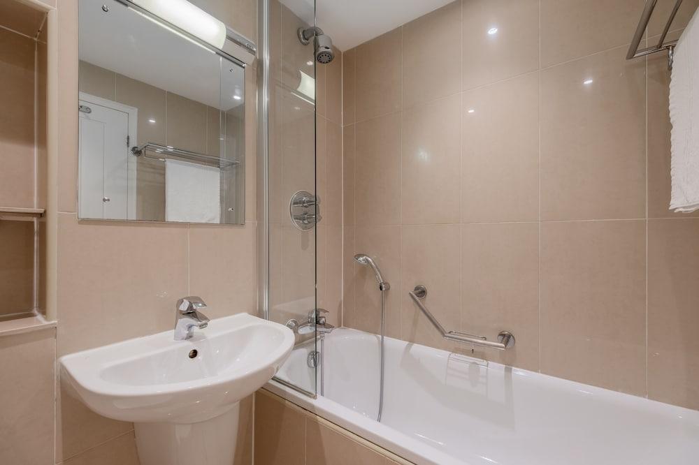 Quality Hotel Hampstead - Bathroom Shower
