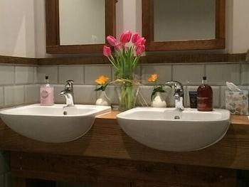 The Red Lion Hotel - Bathroom