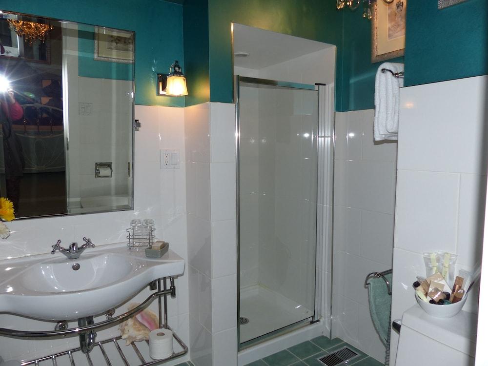 Clair's Boutique Hotel - Ladner - Bathroom