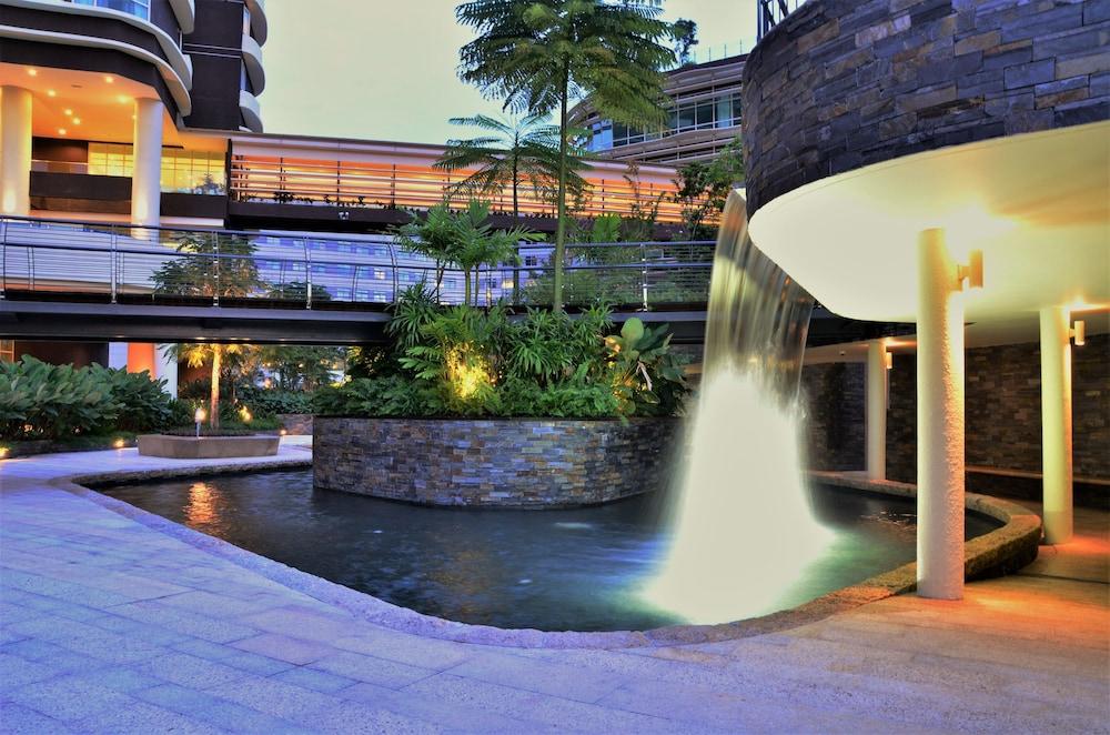 Holi Afiniti Themed Suites - Pool Waterfall