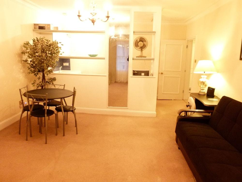 SS Property Hub - Central London Family Apartment - In-Room Dining