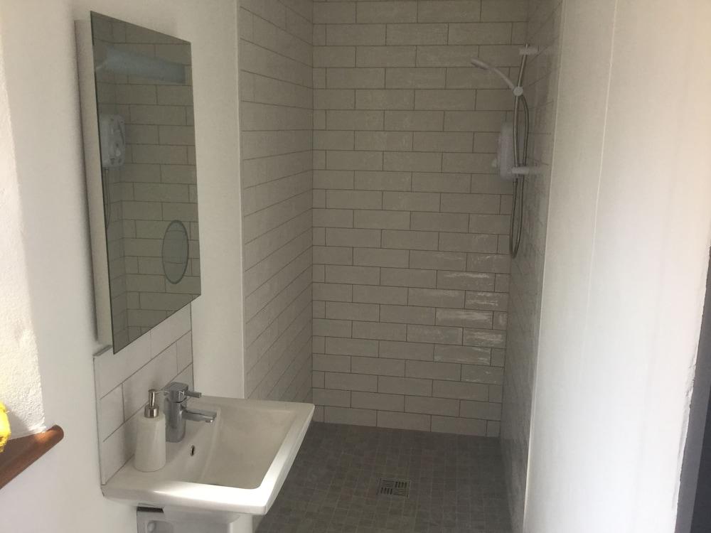 ماكيمز سيلف كاترينج كوتيدج - Bathroom