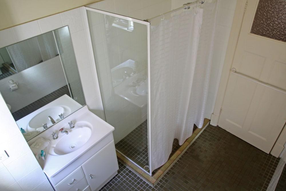 Bayview Apartments - Bathroom