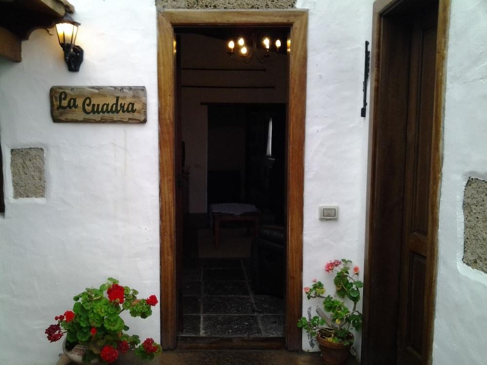 Finca Las Dulces - Hotel Entrance