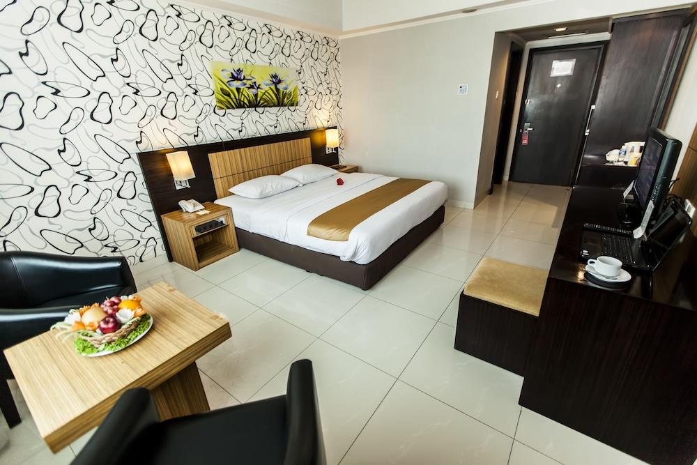 Hotel Orchardz Jayakarta - Featured Image