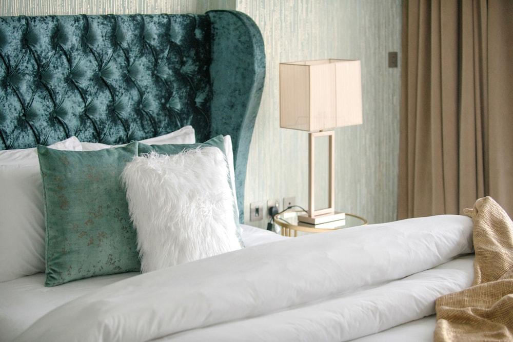 Luxury Staycation - Azure Residences - Room