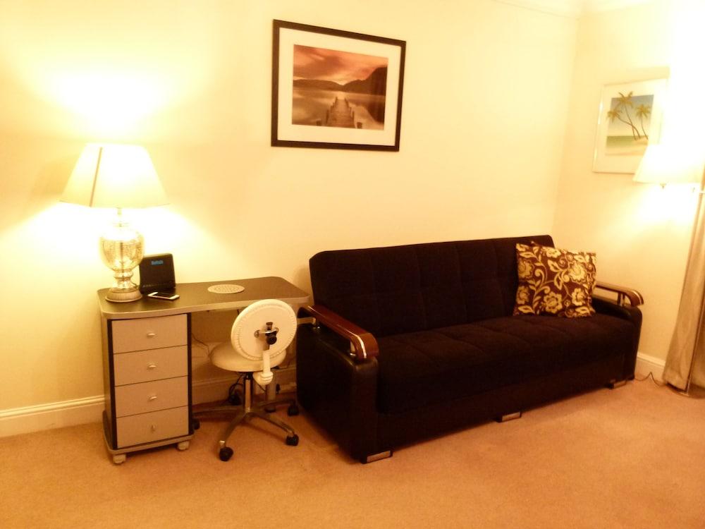 SS Property Hub - Central London Family Apartment - Living Room